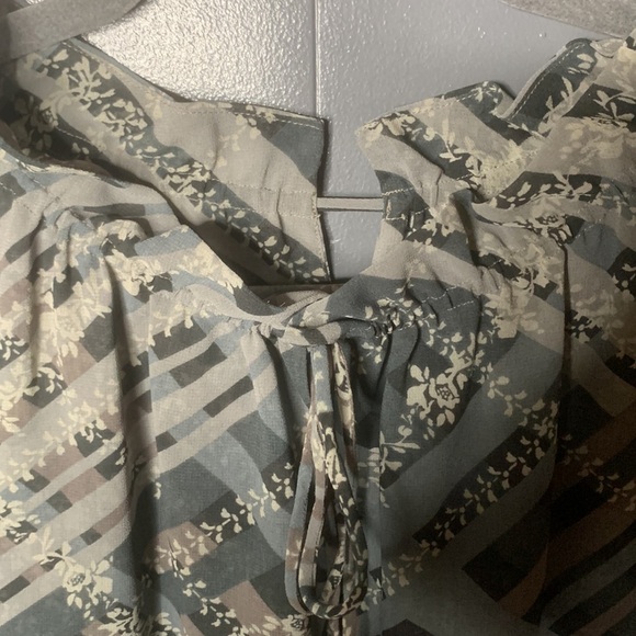 CAbi Women's Size M Graph Trellis Gray Top Blouse Ruffle Neck Sleeveless #3451 - Picture 5 of 8